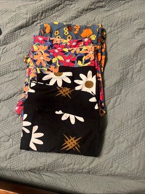 LuLaRoe Black Daisy Floral Leggings with Multicolor Prints